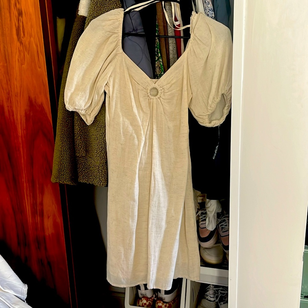 Linen cute light dress with keyhole and balloon sleeve